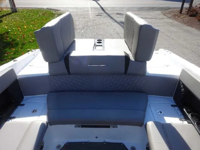 Slide: The Image of Four Winns H4 2024 - 17