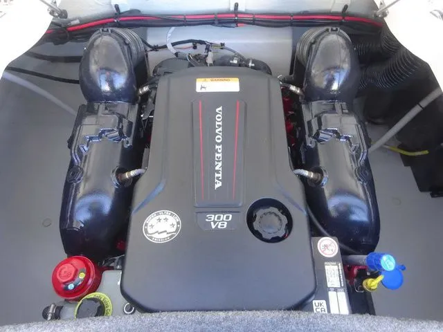 Slide: The Image of Four Winns H4 2024 - 18