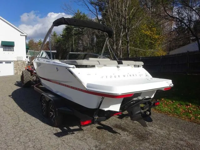 Slide: The Image of Four Winns H4 2024 - 3