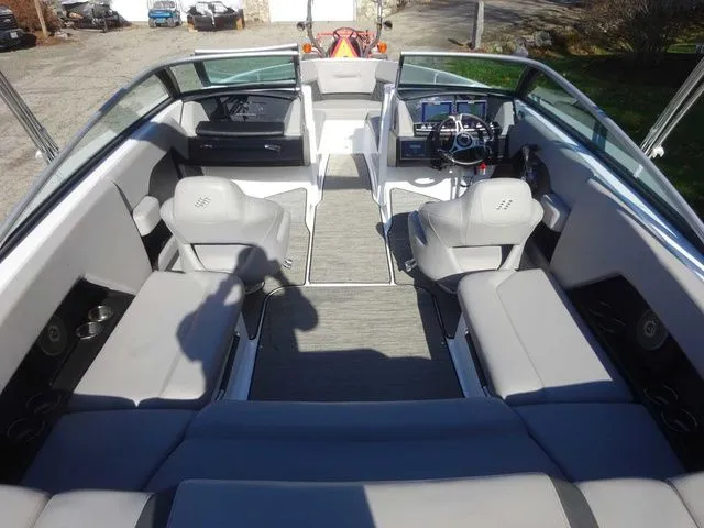 Slide: The Image of Four Winns H4 2024 - 4