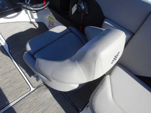 Slide: The Image of Four Winns H4 2024 - 5