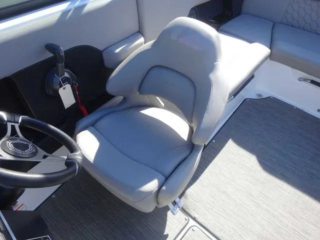 Slide: The Image of Four Winns H4 2024 - 6