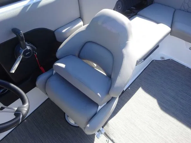 Slide: The Image of Four Winns H4 2024 - 7