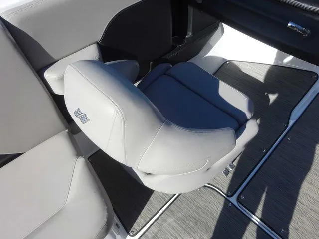 Slide: The Image of Four Winns H4 2024 - 8