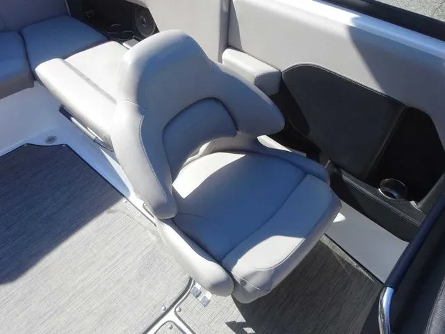 Slide: The Image of Four Winns H4 2024 - 9