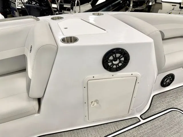 Slide: The Image of Hurricane SunDeck Sport 188 OB 2022 - 11