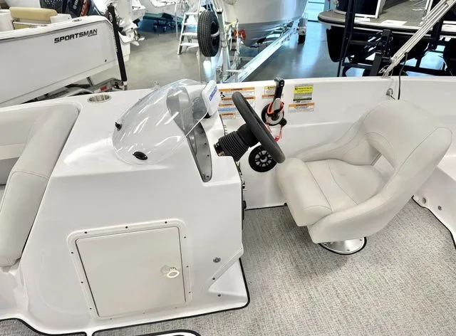 Slide: The Image of Hurricane SunDeck Sport 188 OB 2022 - 9