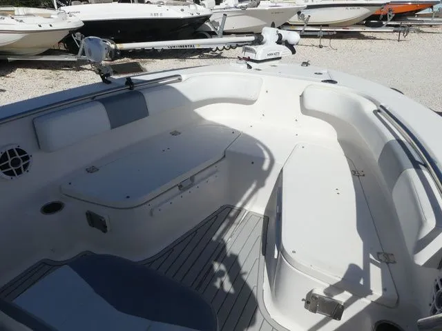 Slide: The Image of Robalo R200 Center Console 2021 - 11