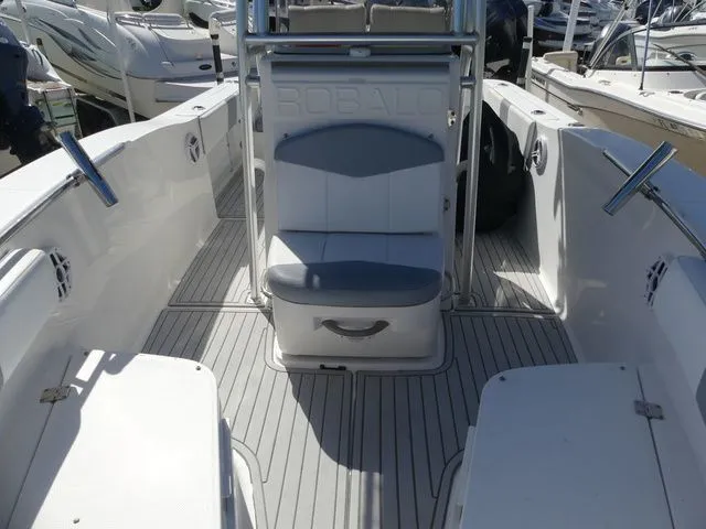 Slide: The Image of Robalo R200 Center Console 2021 - 14