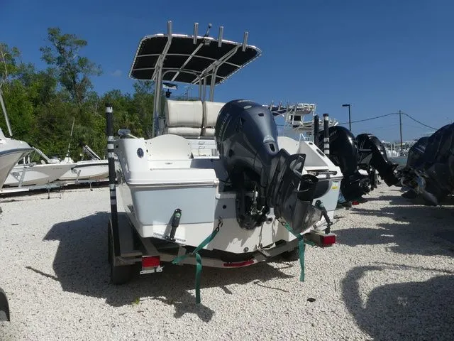 Slide: The Image of Robalo R200 Center Console 2021 - 4