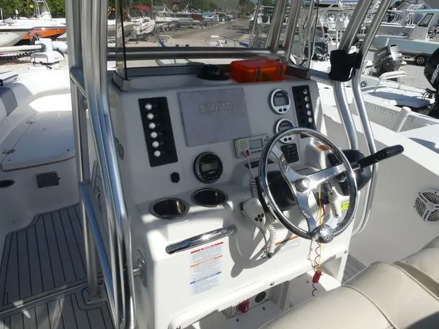 Slide: The Image of Robalo R200 Center Console 2021 - 9