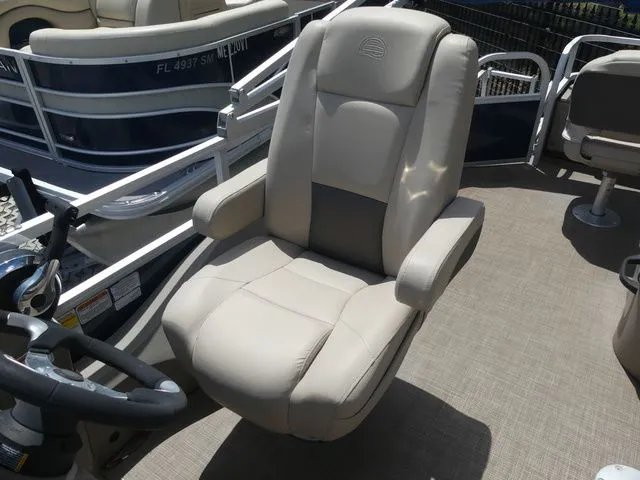 Slide: The Image of Sun Tracker Fishin' Barge 22 DLX 2021 - 10