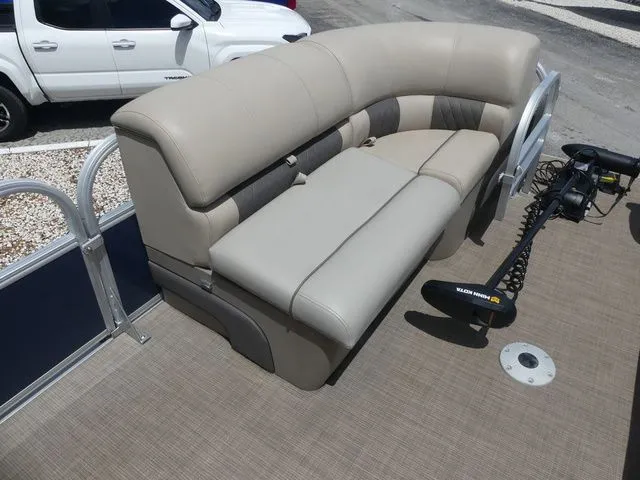 Slide: The Image of Sun Tracker Fishin' Barge 22 DLX 2021 - 12