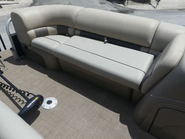 Slide: The Image of Sun Tracker Fishin' Barge 22 DLX 2021 - 13