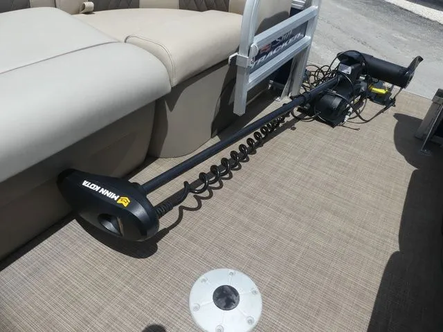 Slide: The Image of Sun Tracker Fishin' Barge 22 DLX 2021 - 15