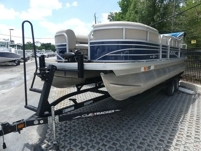 Slide: The Image of Sun Tracker Fishin' Barge 22 DLX 2021 - 3
