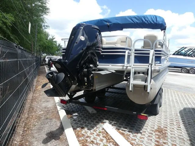 Slide: The Image of Sun Tracker Fishin' Barge 22 DLX 2021 - 4