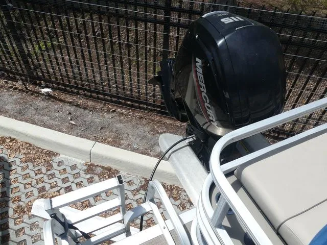 Slide: The Image of Sun Tracker Fishin' Barge 22 DLX 2021 - 5