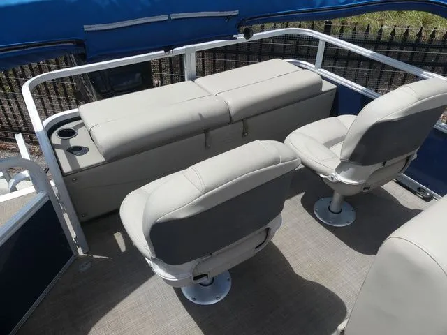 Slide: The Image of Sun Tracker Fishin' Barge 22 DLX 2021 - 6