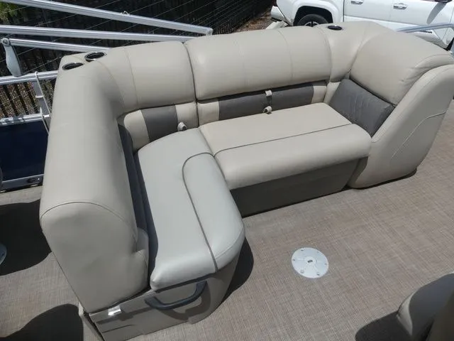 Slide: The Image of Sun Tracker Fishin' Barge 22 DLX 2021 - 7