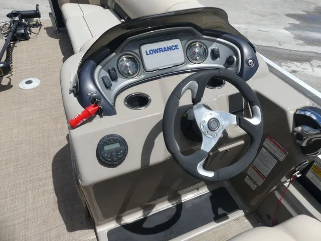 Slide: The Image of Sun Tracker Fishin' Barge 22 DLX 2021 - 8