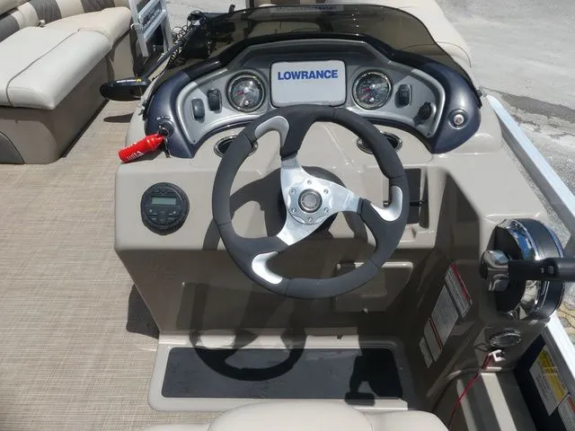 Slide: The Image of Sun Tracker Fishin' Barge 22 DLX 2021 - 9