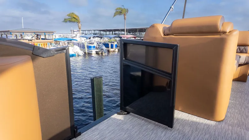 Slide: The Image of Bennington 26 LXS SWINGBACK ARCH 2026 - 11