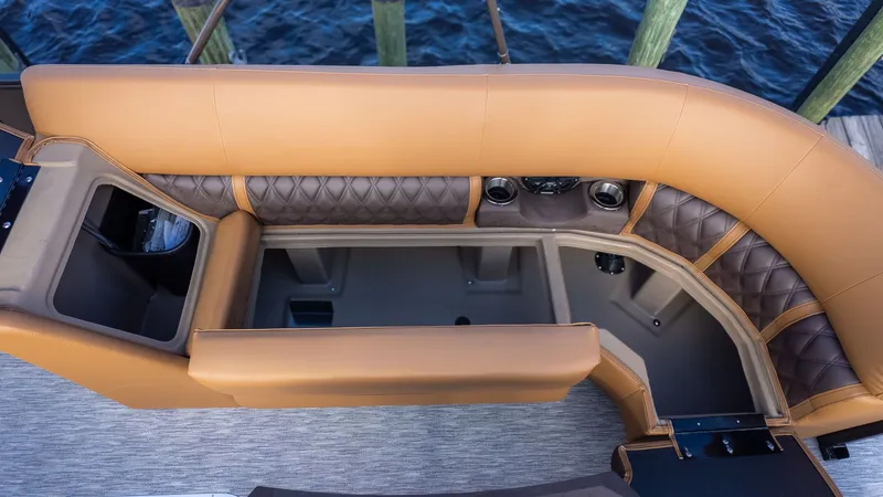 Slide: The Image of Bennington 26 LXS SWINGBACK ARCH 2026 - 14