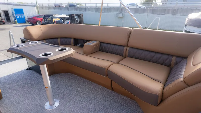 Slide: The Image of Bennington 26 LXS SWINGBACK ARCH 2026 - 15