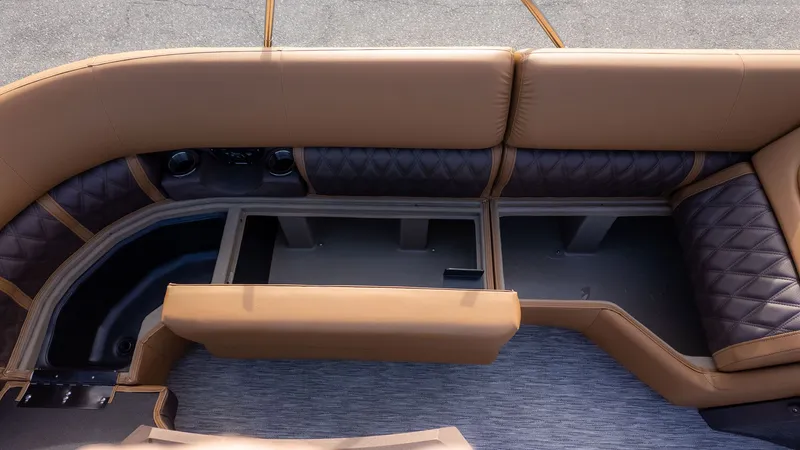 Slide: The Image of Bennington 26 LXS SWINGBACK ARCH 2026 - 16