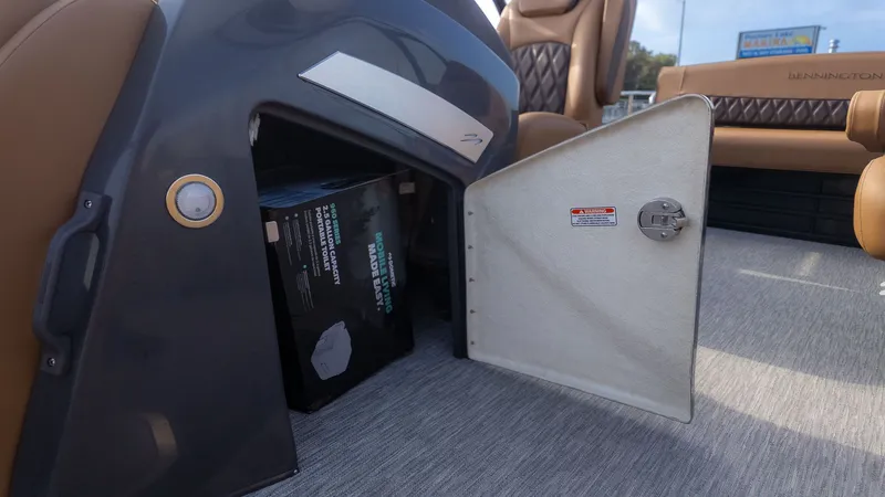 Slide: The Image of Bennington 26 LXS SWINGBACK ARCH 2026 - 17