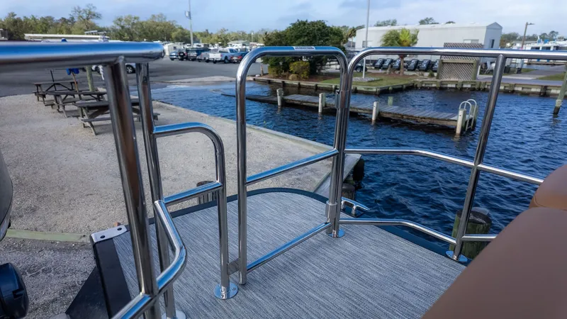 Slide: The Image of Bennington 26 LXS SWINGBACK ARCH 2026 - 5