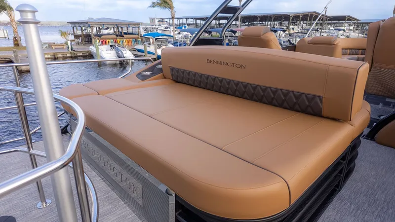 Slide: The Image of Bennington 26 LXS SWINGBACK ARCH 2026 - 6