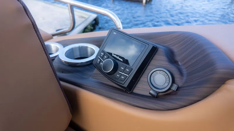 Slide: The Image of Bennington 26 LXS SWINGBACK ARCH 2026 - 7