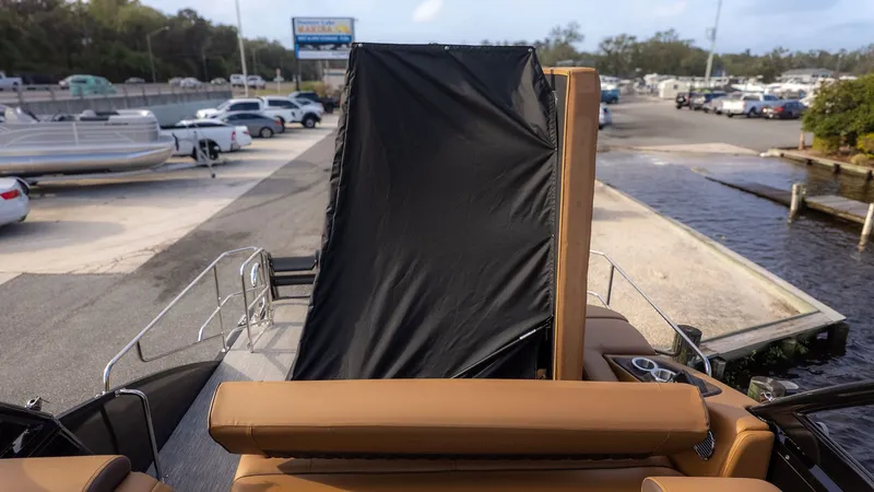 Slide: The Image of Bennington 26 LXS SWINGBACK ARCH 2026 - 8