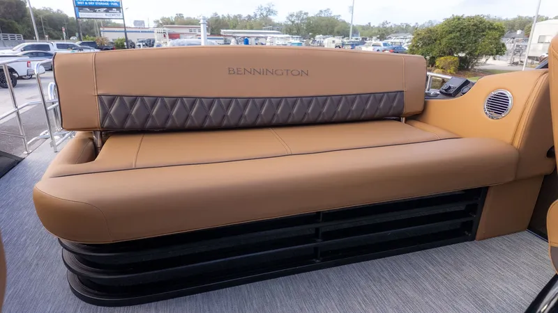 Slide: The Image of Bennington 26 LXS SWINGBACK ARCH 2026 - 9