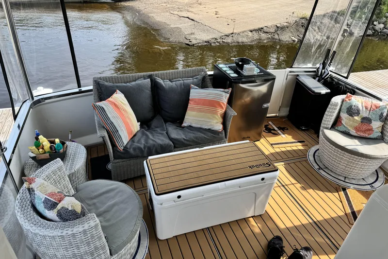 Slide: The Image of Luxurious 2000 Carver 406 Aft Cabin Motor Yacht interior with cozy seating and modern amenities. - 29