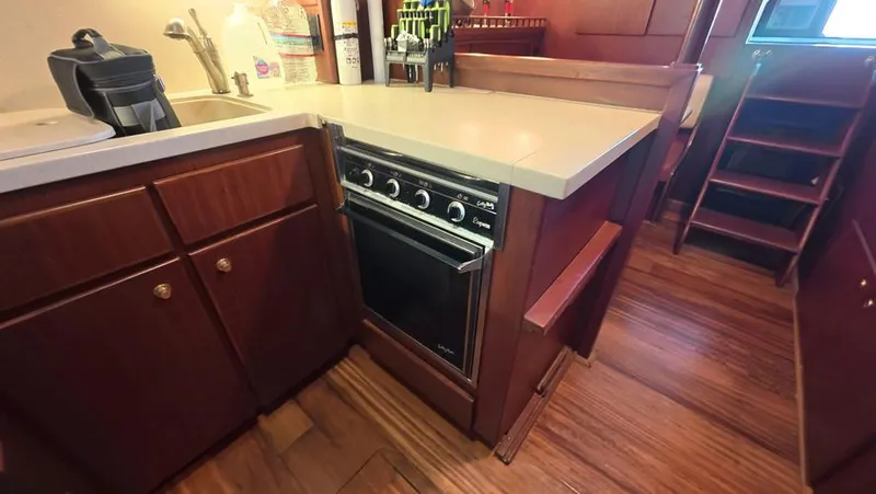 Slide: The Image of 1979 Hatteras 53 Sportfish - Image 8 - 8