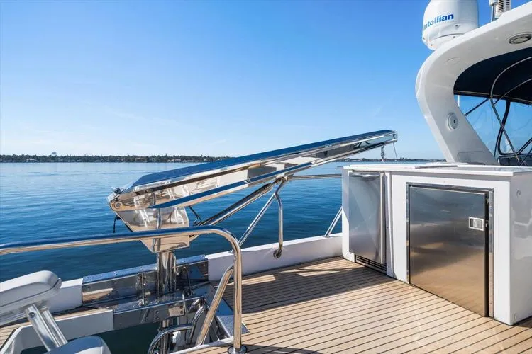 Slide: The Image of 2000 Ocean Alexander Pilot House - Image 10 - 10