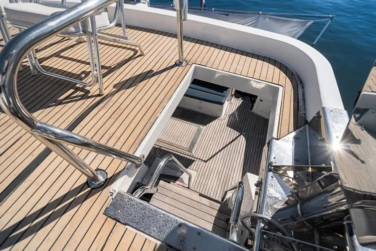 Slide: The Image of 2000 Ocean Alexander Pilot House - Image 13 - 13