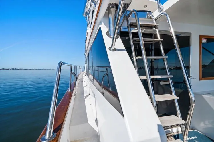 Slide: The Image of 2000 Ocean Alexander Pilot House - Image 14 - 14