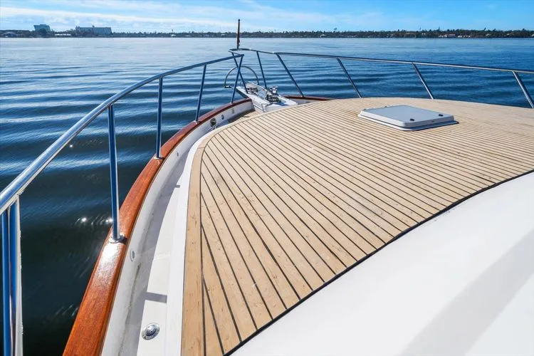 Slide: The Image of 2000 Ocean Alexander Pilot House - Image 15 - 15