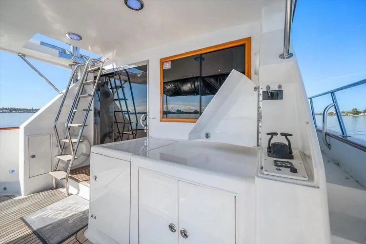 Slide: The Image of 2000 Ocean Alexander Pilot House - Image 19 - 19