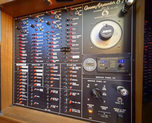 Slide: The Image of 2000 Ocean Alexander Pilot House - Image 29 - 29