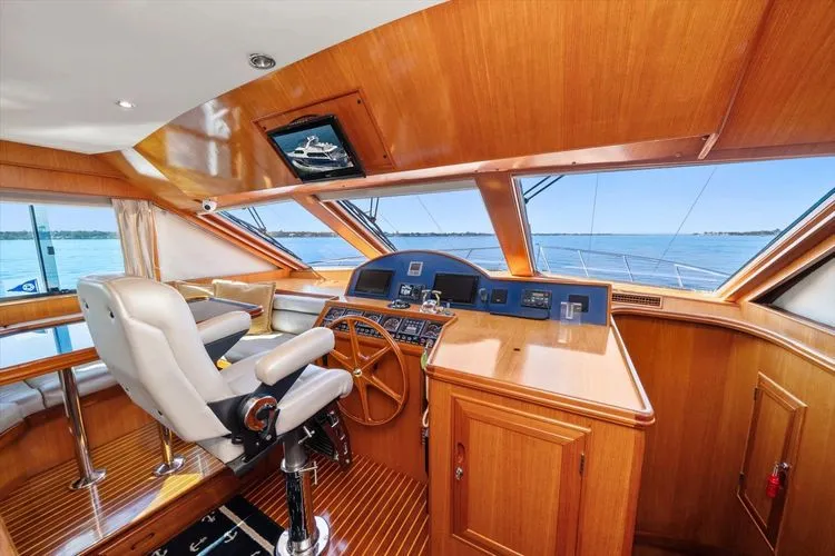 Slide: The Image of 2000 Ocean Alexander Pilot House - Image 37 - 37