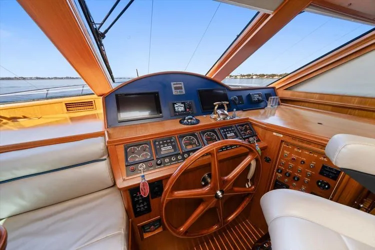 Slide: The Image of 2000 Ocean Alexander Pilot House - Image 38 - 38