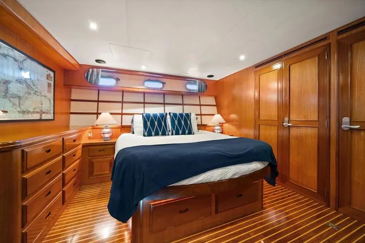 Slide: The Image of 2000 Ocean Alexander Pilot House - Image 41 - 41