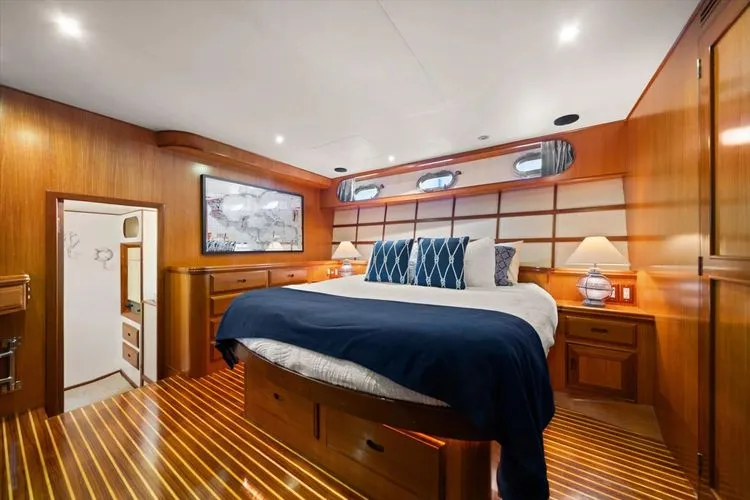 Slide: The Image of 2000 Ocean Alexander Pilot House - Image 42 - 42