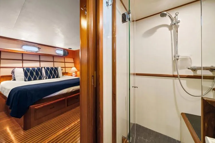 Slide: The Image of 2000 Ocean Alexander Pilot House - Image 43 - 43