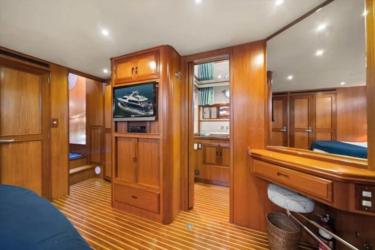 Slide: The Image of 2000 Ocean Alexander Pilot House - Image 44 - 44